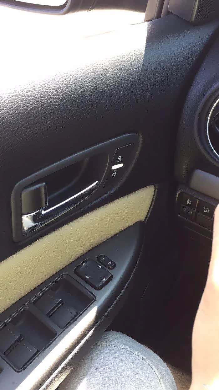 马六没有车内锁车和解锁的按钮么?