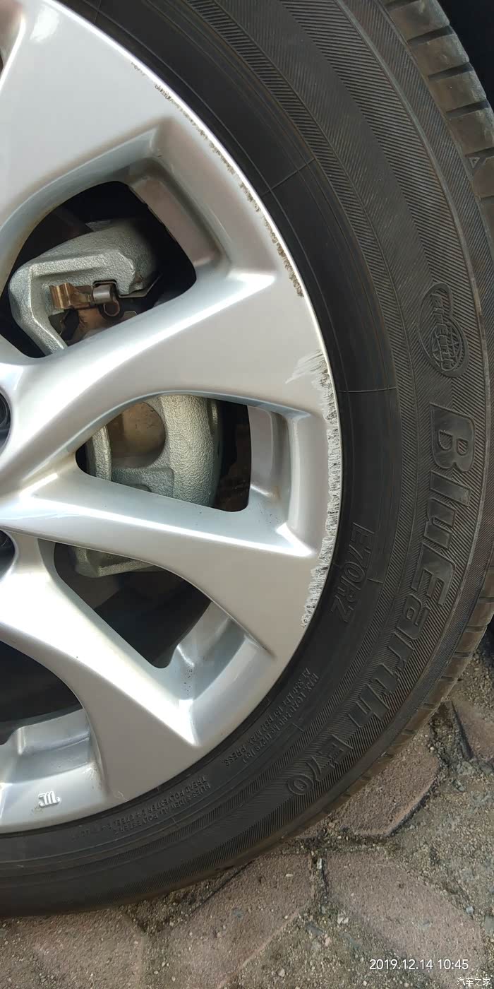 轮毂刮花了,需不需要修复,对行车有影响吗