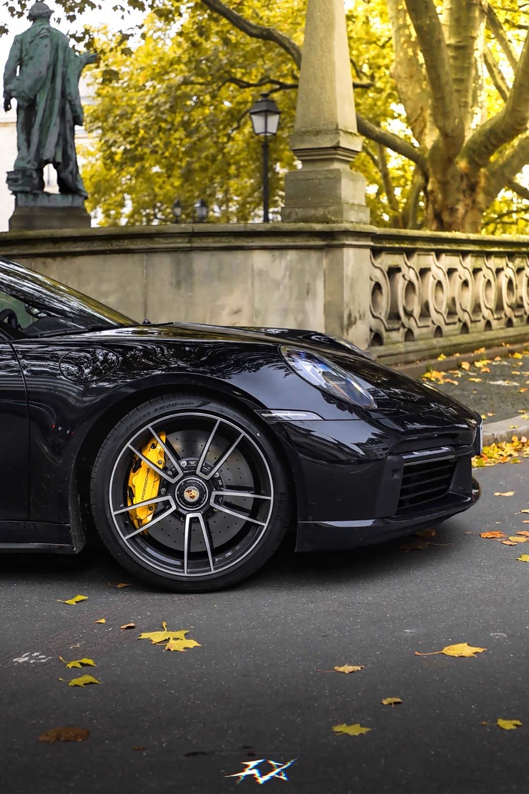 黑武士992 turbo 熏黑尾灯加持下屁股变得极具侵略性.