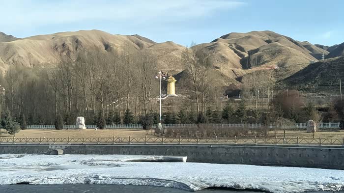 下午五点多就到了酒店,站在酒店门口就能看到肃南县城标志性建筑,世界