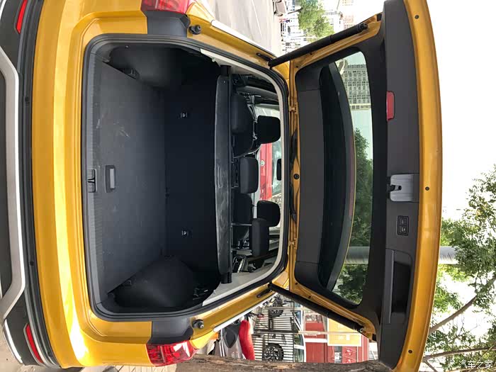 因为自己平时总要送点印刷品 所以后备箱空间重要,这点我给探岳满分