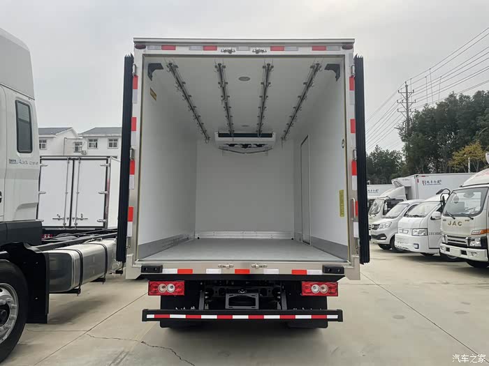 蓝牌肉钩冷藏车4米2福田欧