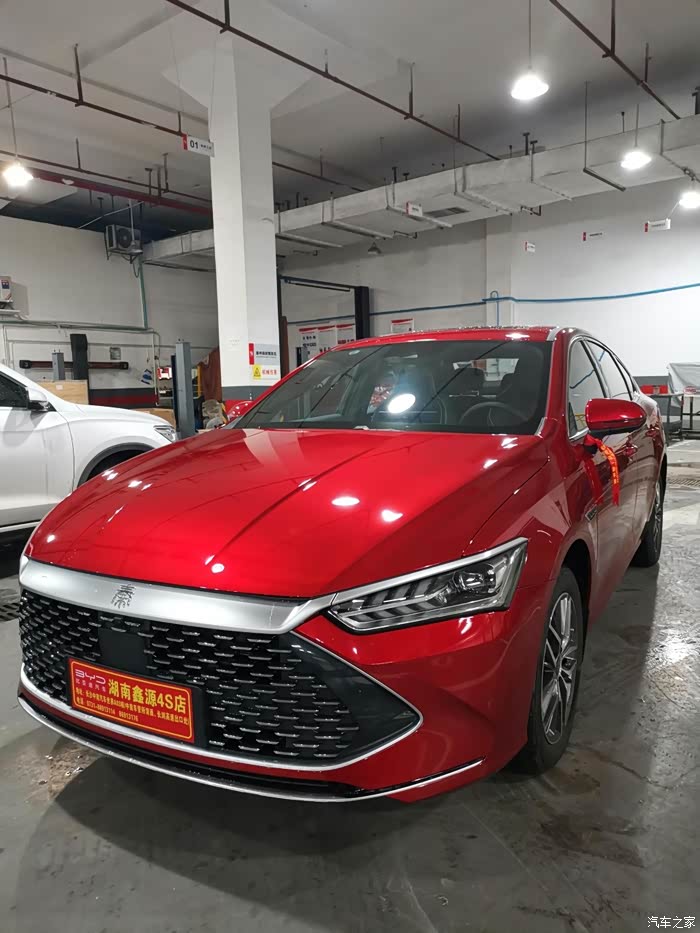 比亚迪秦plusdmi红色油漆确实好看