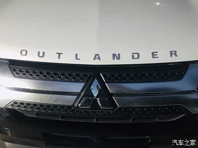 欧蓝德沿袭三菱家族式前脸