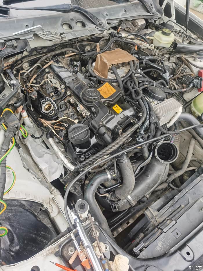 宝马3系gt自己更换n20发动机气门室盖总成