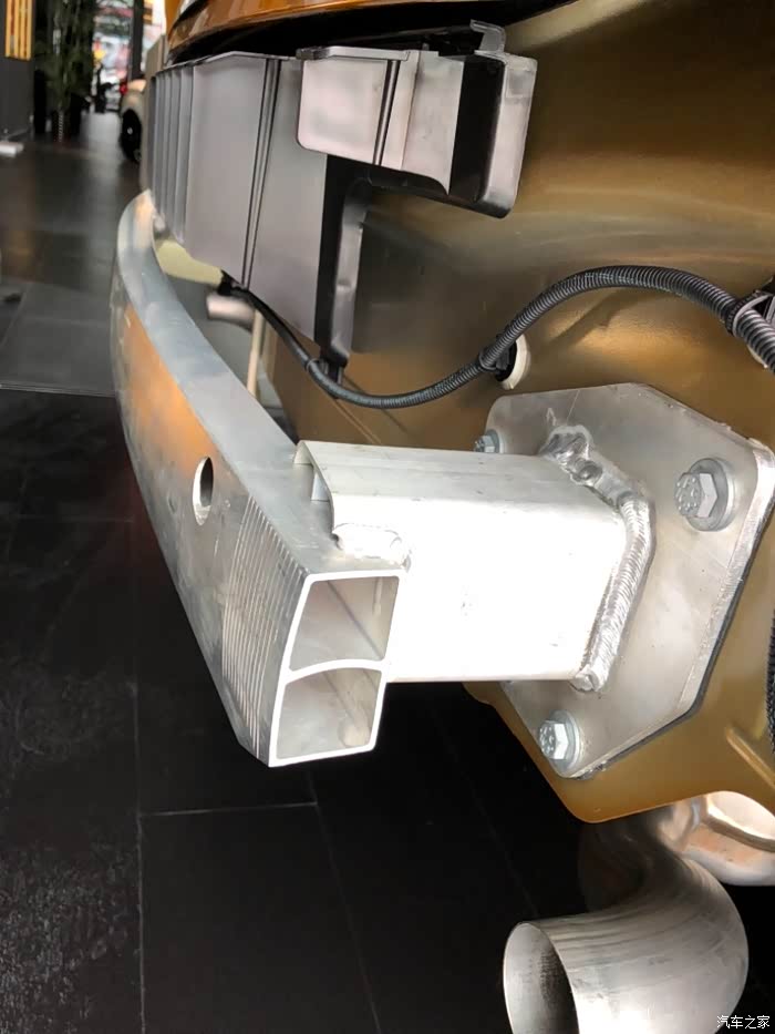 尾部防撞梁特写