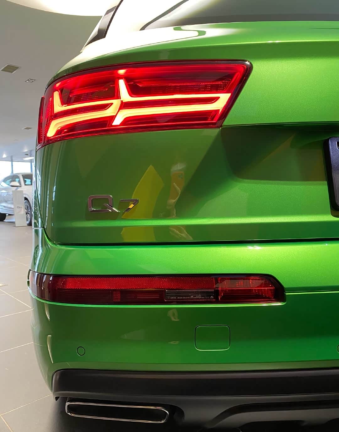 你见过这么帅的奥迪q7嘛绿色的也太有个性了吧太喜欢了