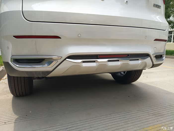 猛一看还以为是个新能源车呢,原来排气管是隐藏式的,不蹲下看的话后面