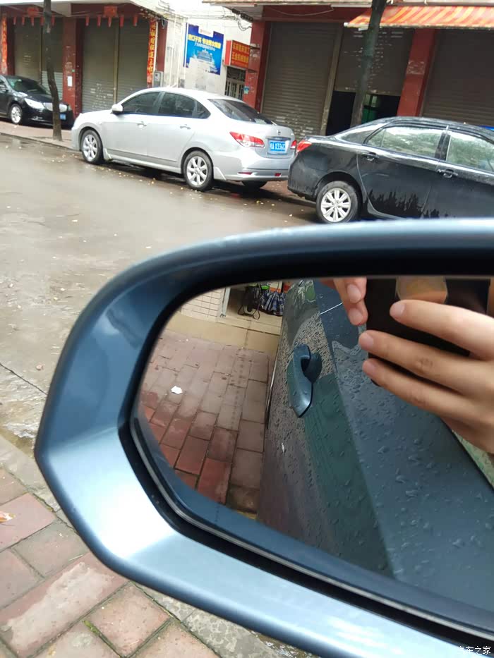 请问后视镜这个虚线左边有什么功能吗能不能粘上后视小圆镜这