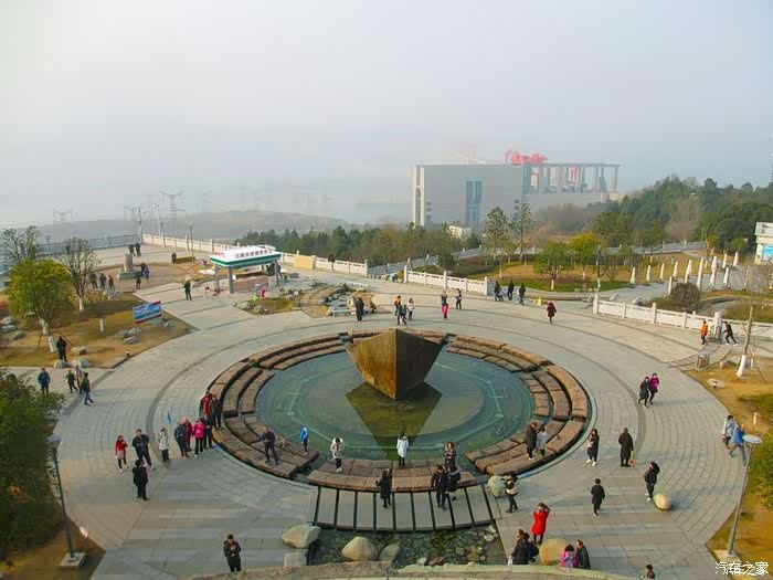 自三峡七百里中两岸连山略无阙处