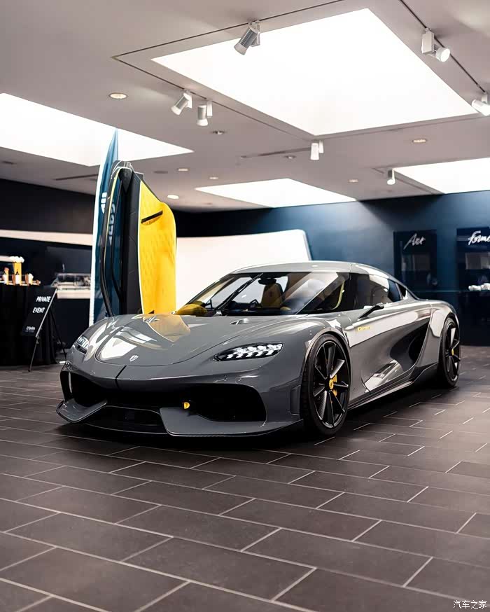 灰色的柯尼塞格这车头的设计真是豪华大气这般车门真是独特