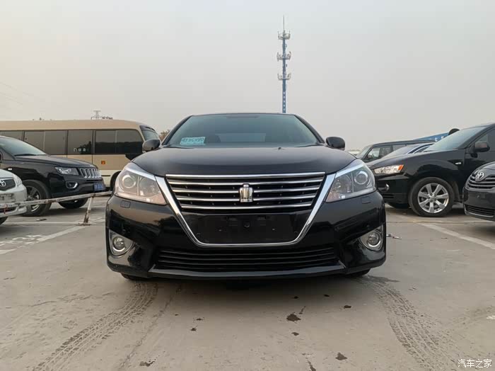 13年丰田十三代皇冠