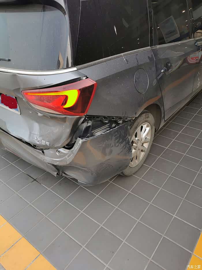 【图】终于还是被狠狠地追尾了_别克gl6论坛_汽车之家论坛