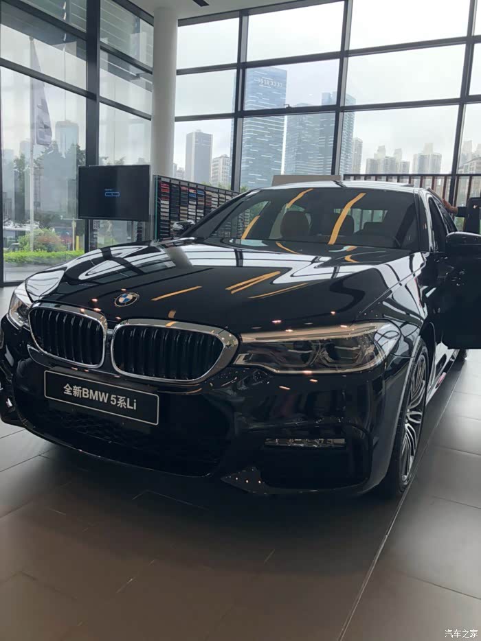 外观碳黑,内饰干邑色,加装hud11600,腰脱2200,驾驶辅助8900.