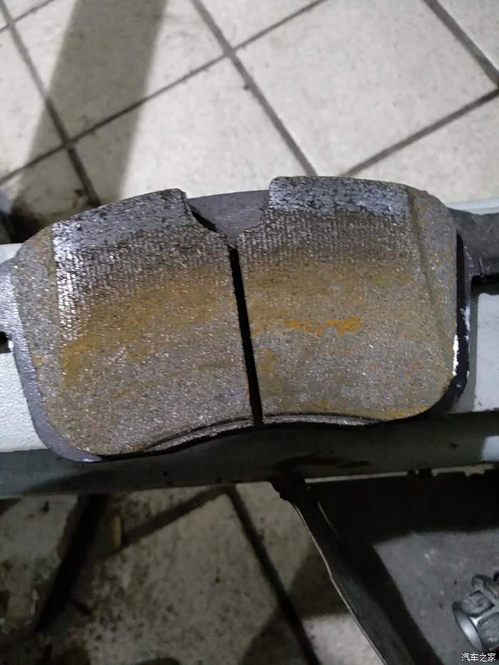 请问下新换的刹车片这个样子正常吗?