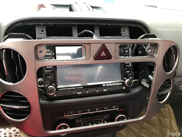 老途观更换空调出风口百页作业,估计这个坏的人很多某宝销量不低