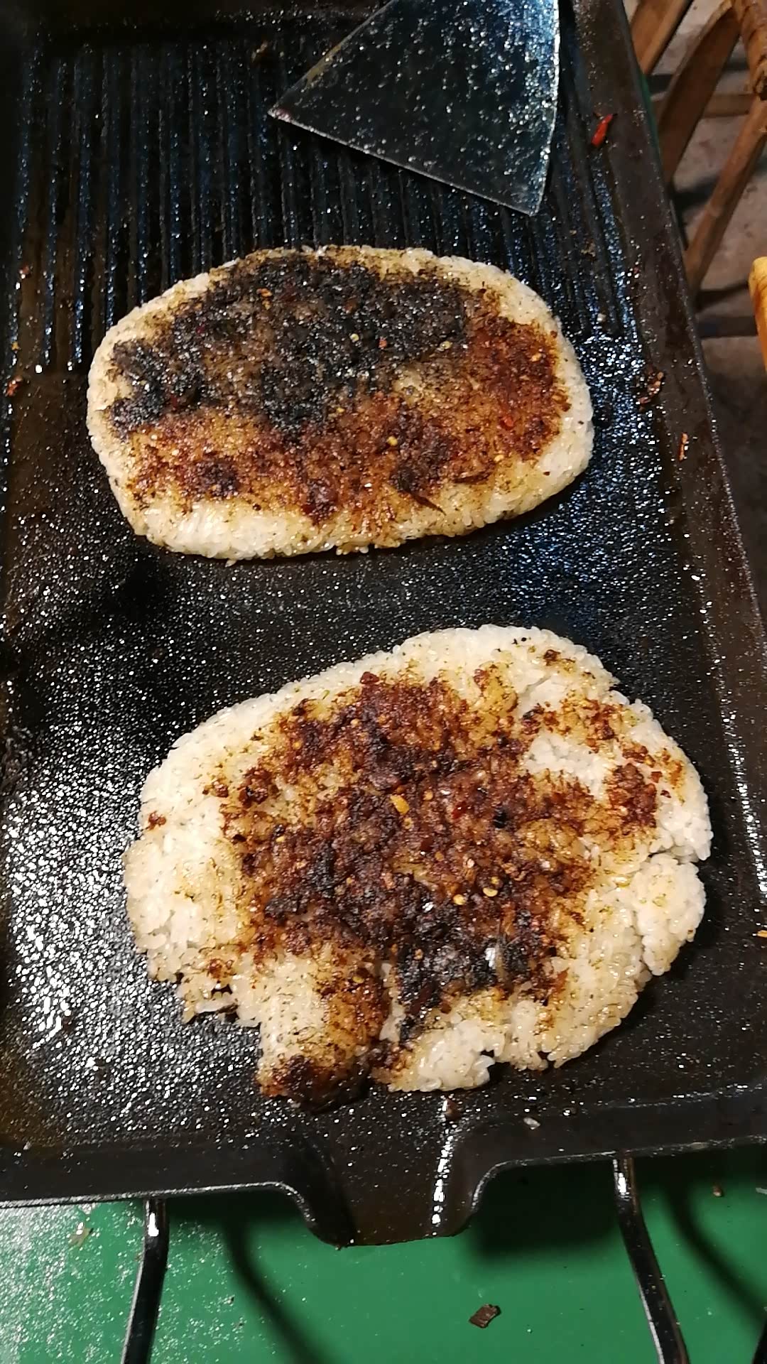 烤粑粑,涂上酱料吃惯.