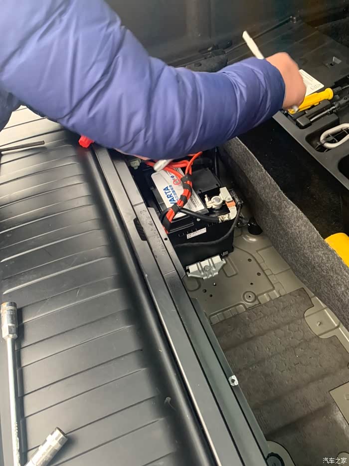 汽配城号称瓦尔塔专卖店换电瓶