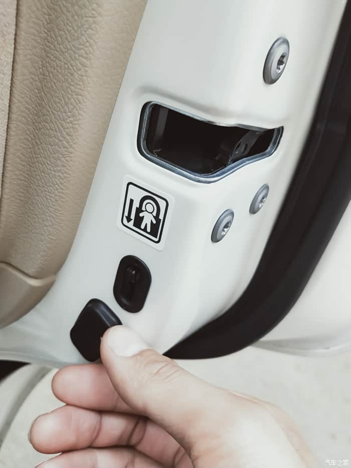 cs55 如何设置后车门童锁功能