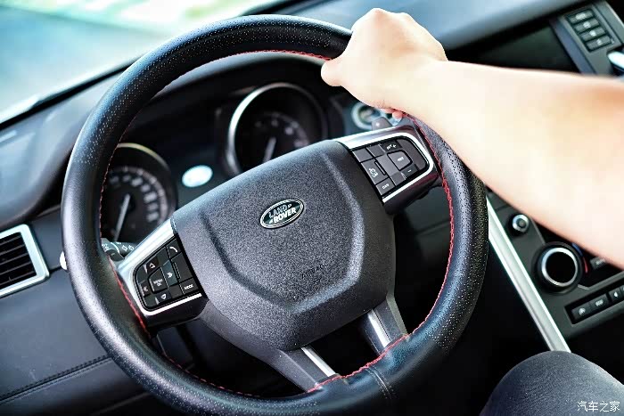 手扶方向盘***照