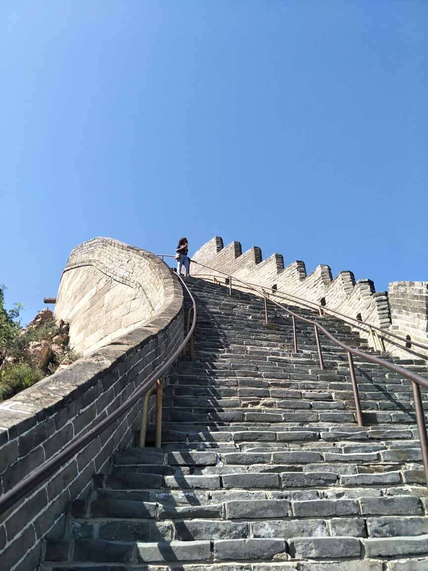 拿着相机拍下沿途上的风景记录沿途的心情