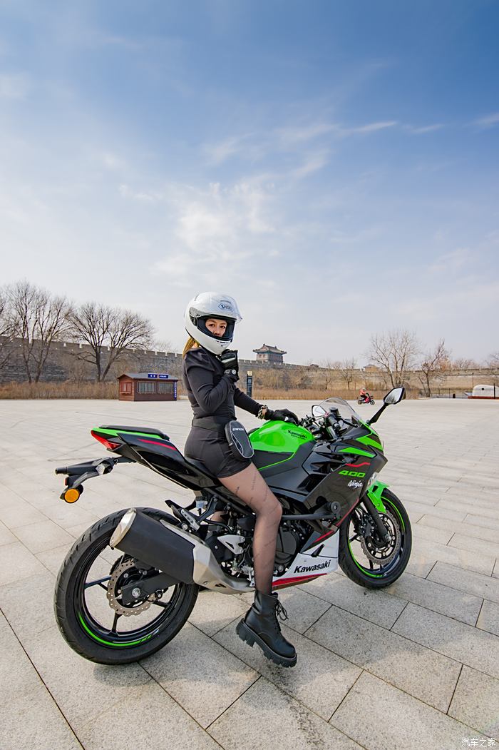 美女骑手和她的川崎摩托车照片贴