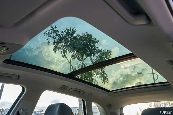 硕的全景天窗使得后排乘客的视觉体验非常具有冲击性.