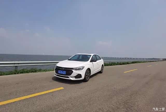 车身采用了肌肉式线条的造型整体车身线条凌厉十分有运动感