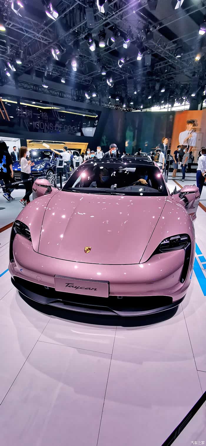 保时捷taycan 的冰莓粉,没几个女孩能抵御的了