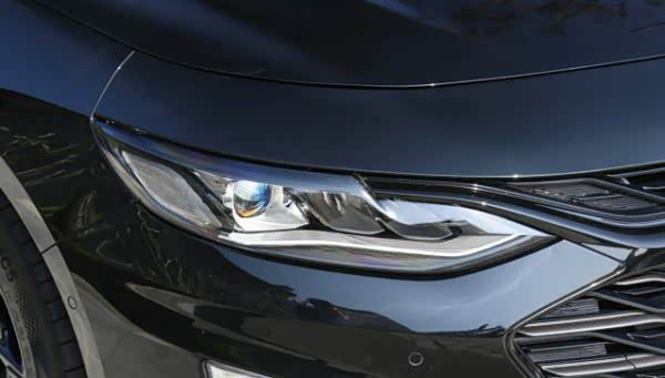 迈锐宝xl两侧led光源的大灯组点亮后有着不错的科技感