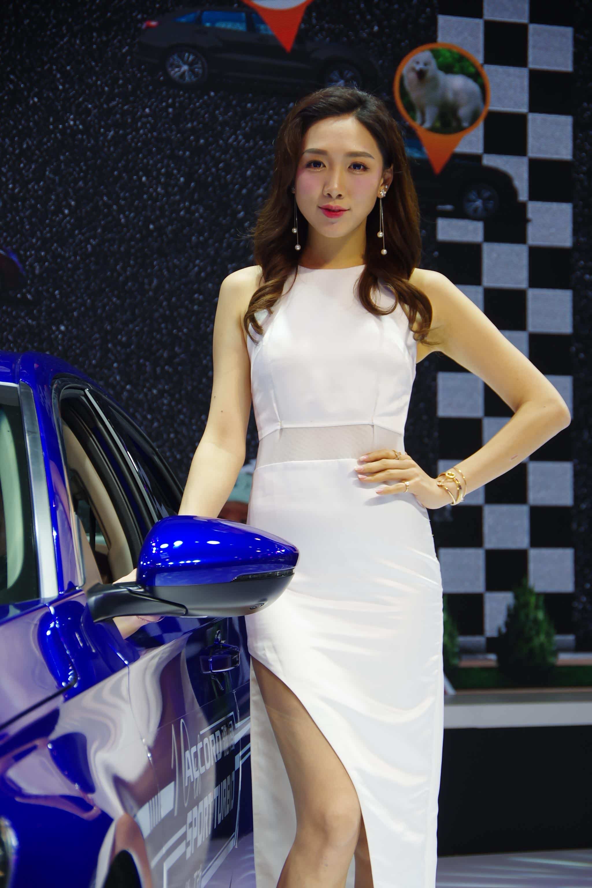 大长腿的车模都很配合拍照可以展现她的美