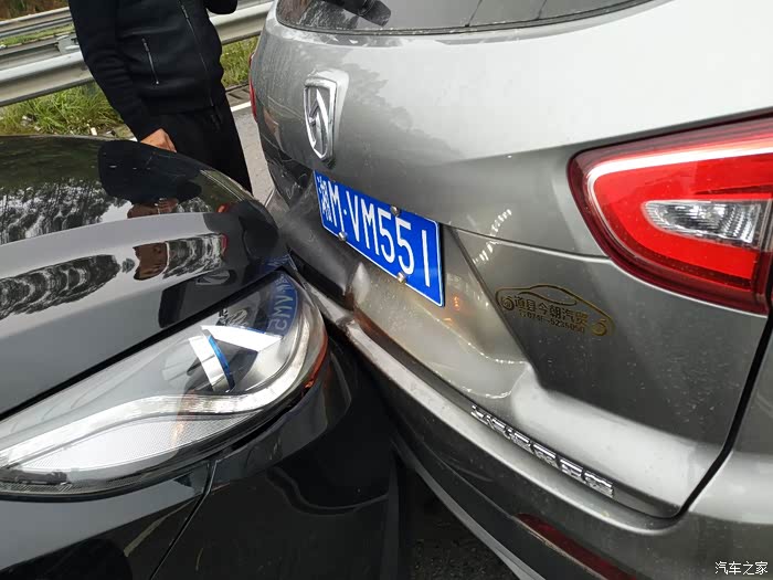 【图】倒霉在高速被人追尾了,_宝骏510论坛_汽车之家论坛