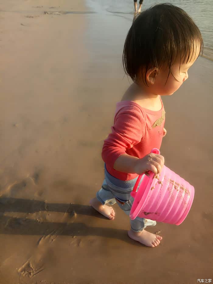 沙子都玩在了身上的