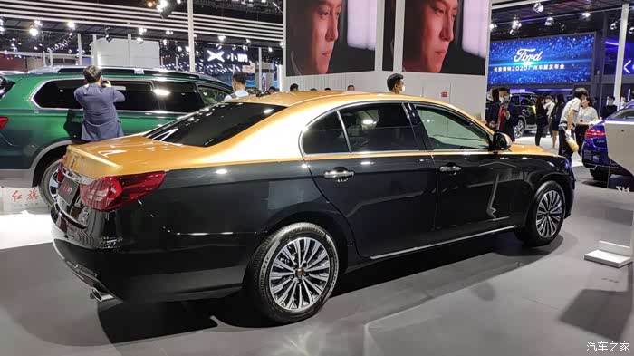 红旗h5采用金色以及黑色的车身涂装设计,看起来非常高贵又优雅