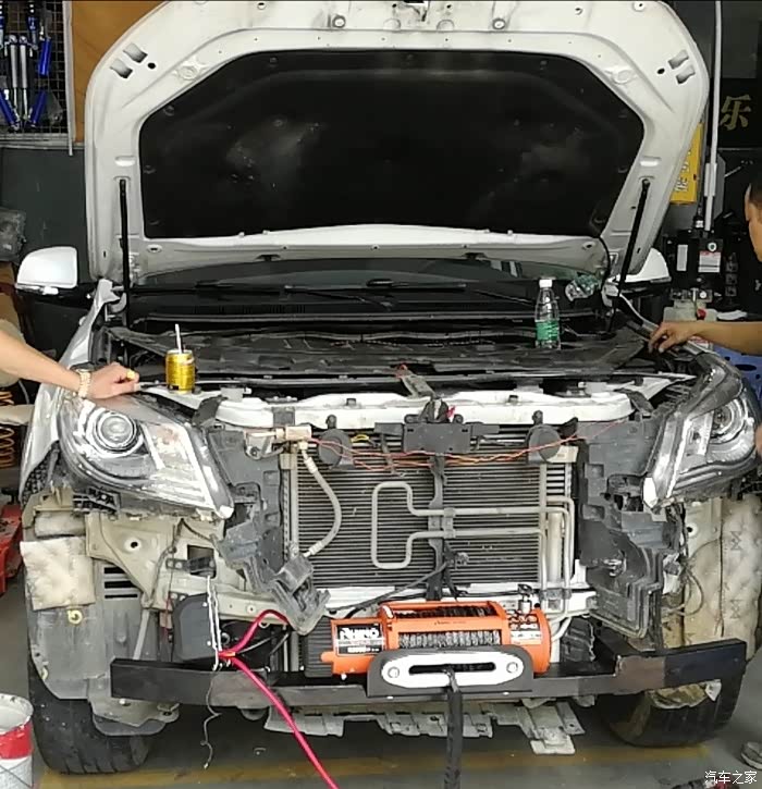 哈弗h9加装14500磅强力绞盘作业