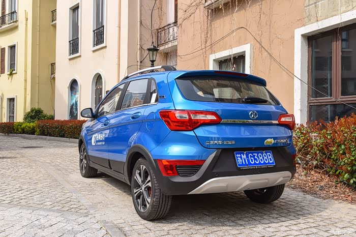 轻享出行带儿子体验北汽新能源ex260