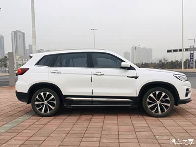 车身侧面,完美的曲线让大白的侧面也富有层次.