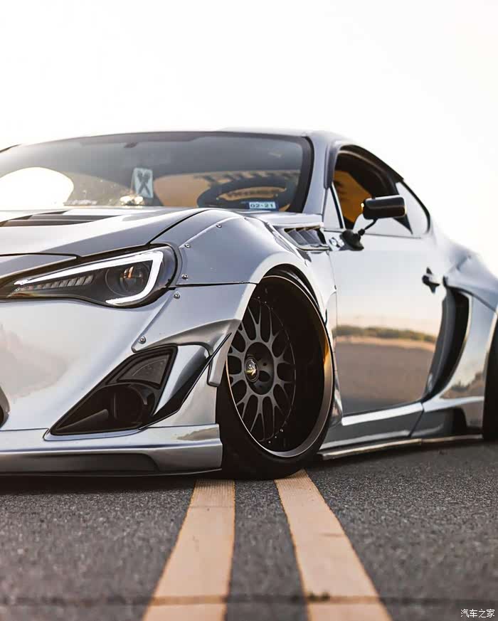 宽体加上低趴,彰显出完美姿态,丰田86!