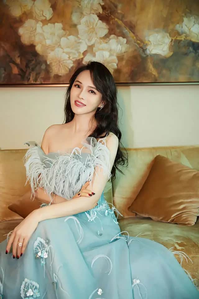 伊能静少女感好强,用羽毛裙凹造型不显沉重,秀端庄优雅好高级