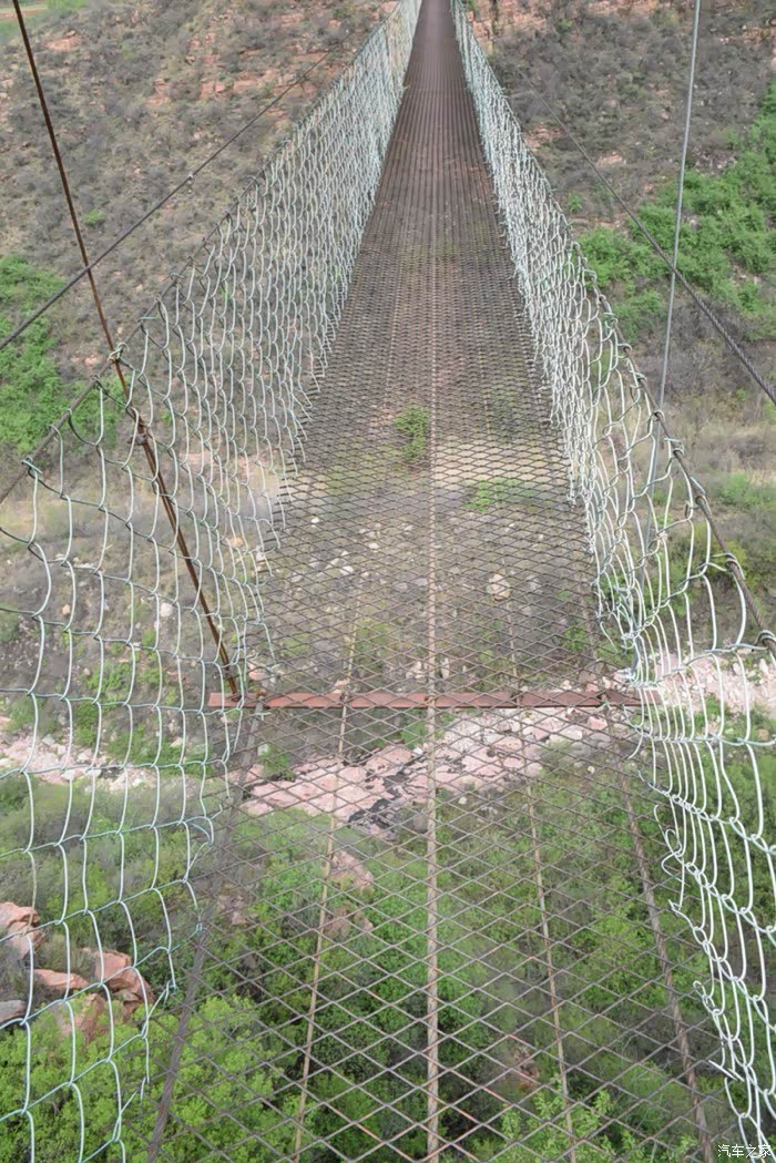 爬个"野山",体验一下钢丝绳桥!