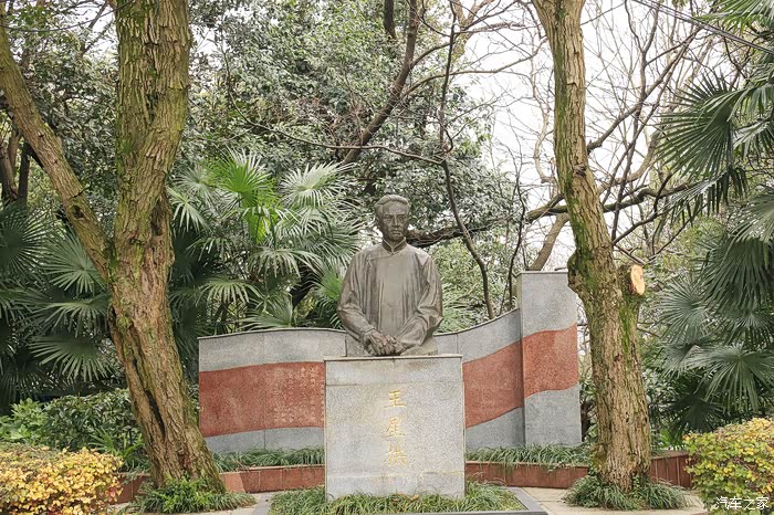 王星拱,武大的校长,担任其职11年,仅次于李达.