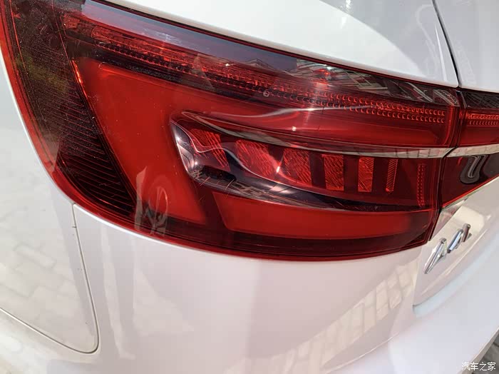 19款a4l左尾灯出现裂缝