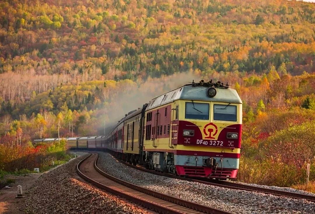 坐着小火车来看中国最早的秋天!