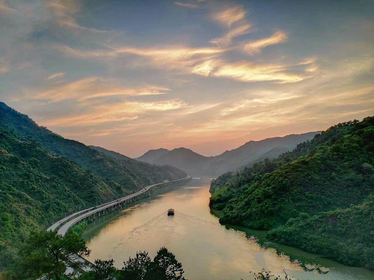 清远浈阳峡风景区坐落在北江上游段,风景优美,空气清新