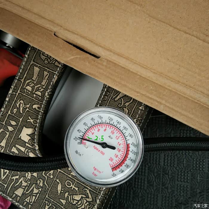 我想问问这个气压表打胎压到25斤那指针要去到哪个数字合适
