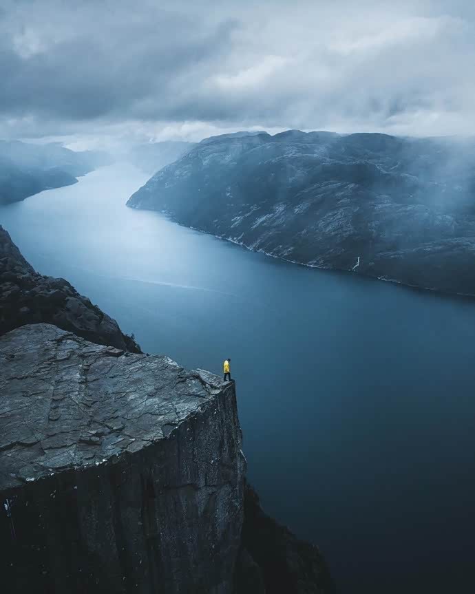 要么旅行,要么读书,身体和灵魂必须有一个在路上.