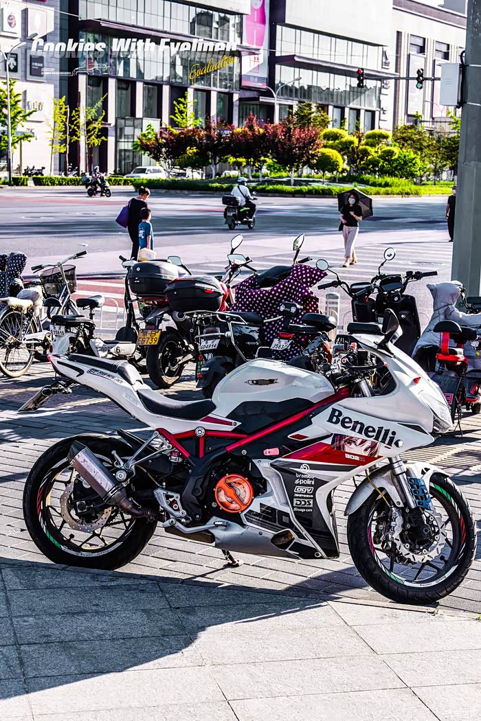 贝纳利飓风302r颜值超高的双缸小赛车