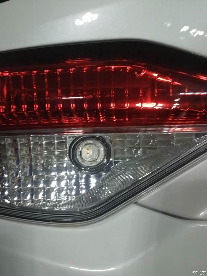 后尾箱盖上的两个白色尾灯灯泡是不是不一样_雷凌论坛_汽车之家论坛