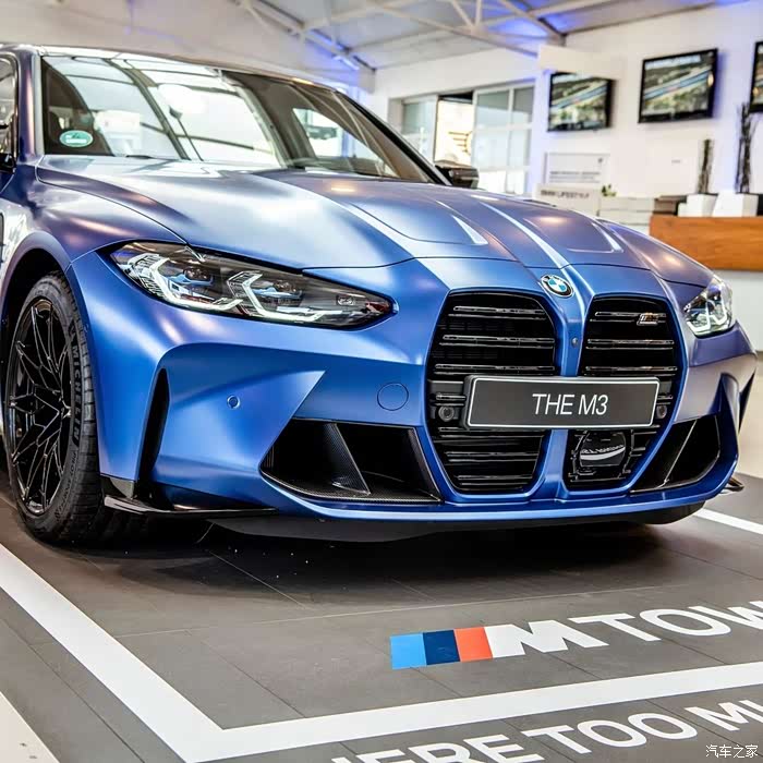 蓝色的宝马m3和黑色的奥迪rs5,风格各异,楚楚动人,都爱了