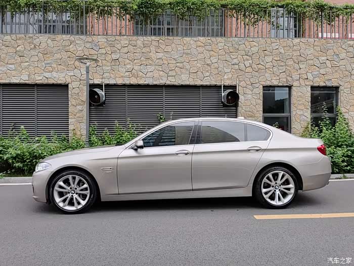 14年宝马5系535行政豪华版和奥迪a6l50豪华版